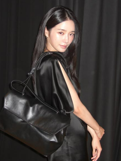 박규영이 입은 블랙 실크 원피스, 너무 예뻐서 화제 COS 가을 컬렉션 미리 보기