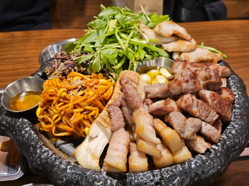 포항 철길숲 맛집 [산장삼겹] 낭만 가득한 야장과 반려견 동반가능 식당 | 겨울에서 보내는 ....