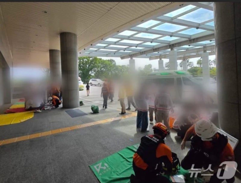 제주 중문 특급호텔서 소독제 혼합 중 염소가스 발생…투숙객 등 59명 병원 이송