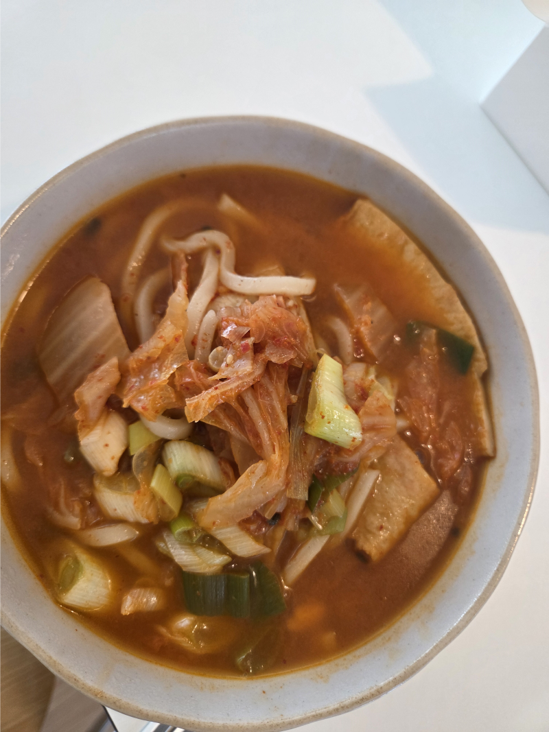 투다리 김치우동 만들기｜칼·도마 없이 가위 하나로 끝, 라면만큼 쉬운 레시피