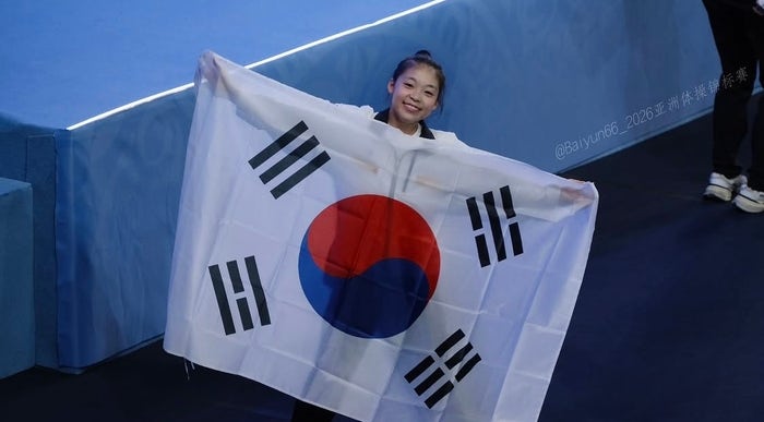 40년 만에 딴 금메달, 황서현 포디움 위 아찔한 순간…코치가 붙잡은 이유