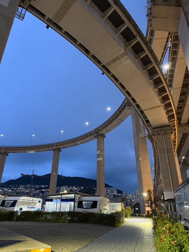 釜山影島マリノオートキャンプ場｜釜山港大橋の下で肉を焼いて夜景まで