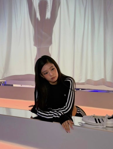 “트랙탑 아니었어?” 제니가 입자 난리 난 아디다스…알고 보니 ‘이것’이었다