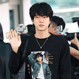 "BTS 진, 정국 얼굴 새긴 공항패션" 남미 출국길 화제