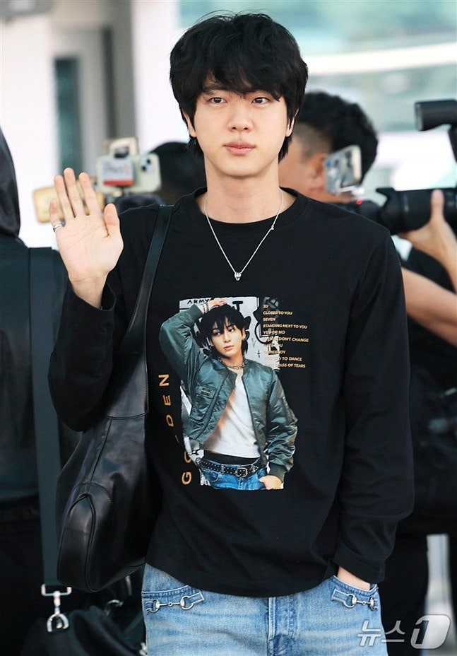 "BTS 진, 정국 얼굴 새긴 공항패션" 남미 출국길 화제