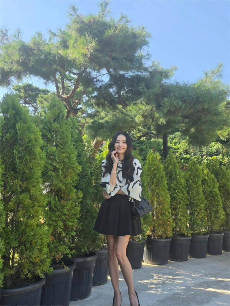 샤넬인 건 알겠는데.. 20년 된 트위드백 든 한채영 패션