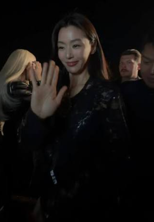 "로제와 16살 차이인데..." 시스루로 독보적 분위기 남긴 44세 전지현