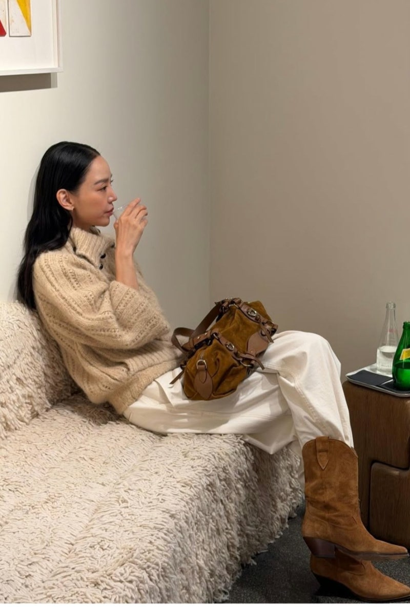 가방 하나로 가을 분위기 완성.. 신혜선이 든 이사벨 마랑