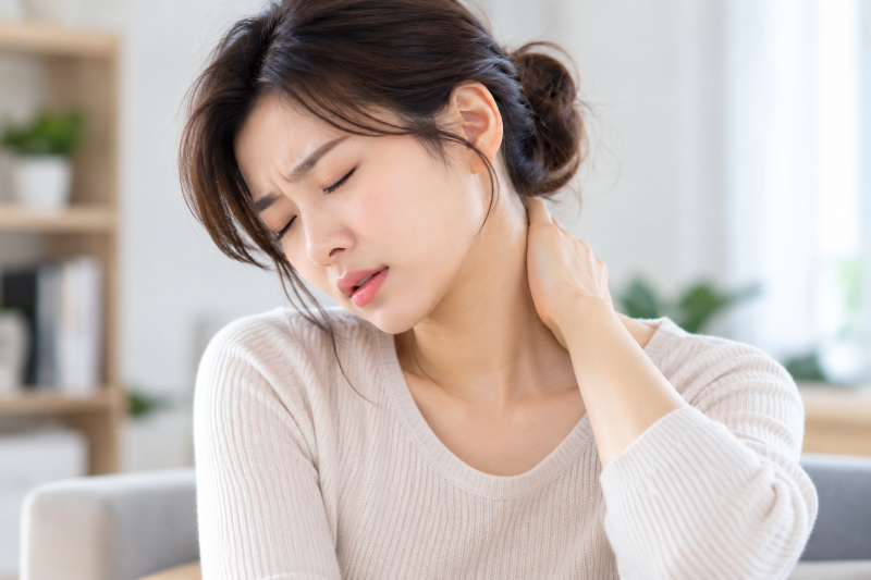 "뒷목 통증" 뒷목이 뻣뻣하고 머리까지 아픈데 혈압이 오른 걸까요