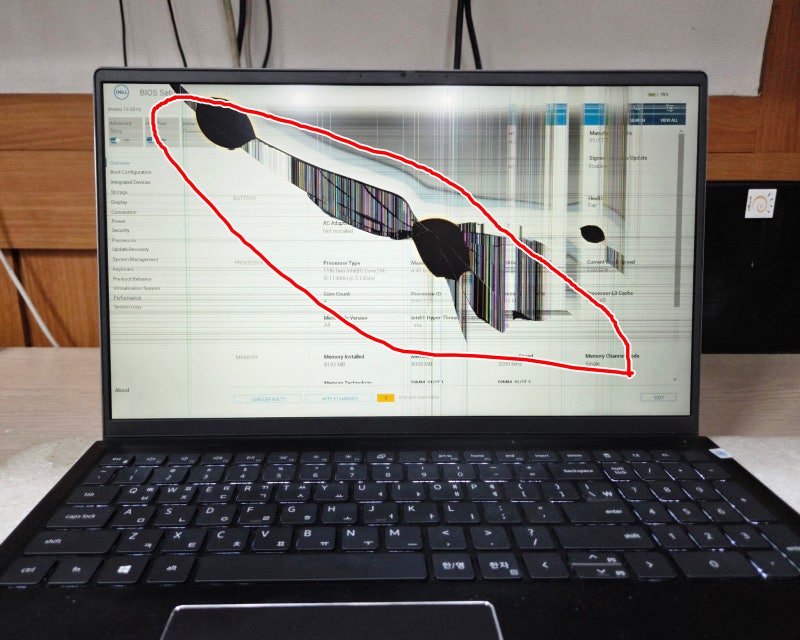 DELL Vostro 15 5510 액정 크랙 수리, 윗덮개 눌림으로 사선 균열 발생