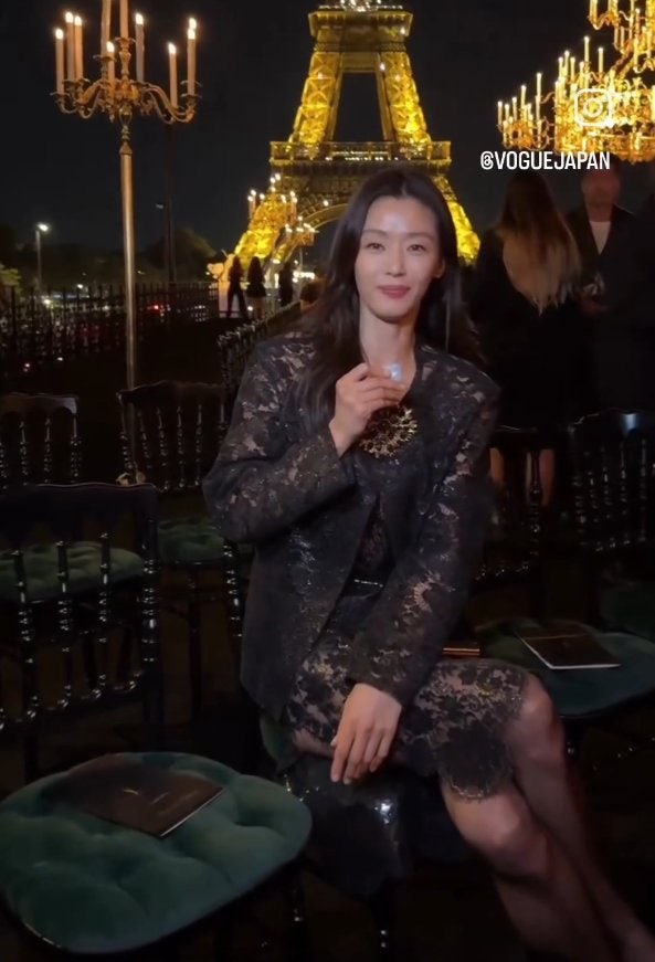 다 비치는데 왜 우아해 보일까, 전지현 입생로랑 시스루 원피스