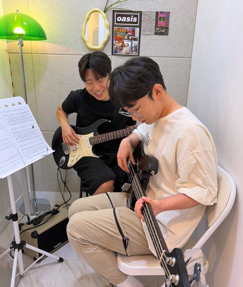 오늘은뮤직 부산점 베이스 레슨, 베이스기타를 잡고 연습하는 모습