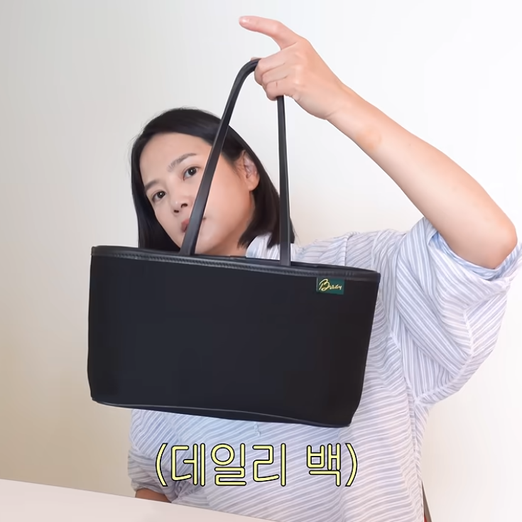 20대부터 80대까지 단정하게 들기 좋은 가방… 윤승아가 일본에서 산 백