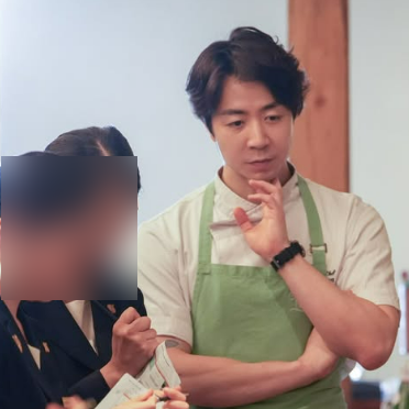 [연예/화제] "진짜 쌍수한 건가" 흑백요리사 손종원 셰프 180도 달라진 눈매 깜짝 등장…깊어....
