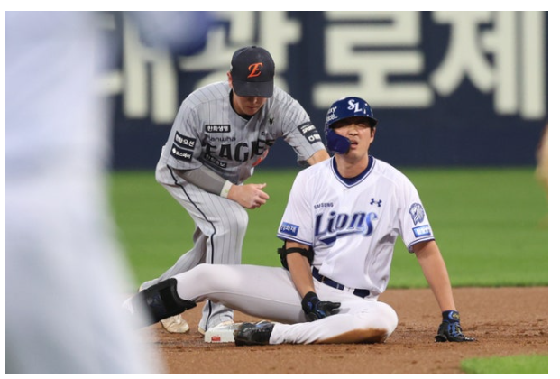 [KBO] 햄스트링 부여잡고 쓰러진 삼성 구자욱, 2년 전 가을의 악몽 다시 재현될까?