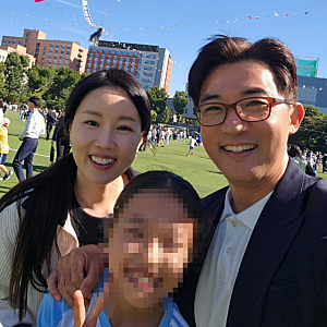안재욱, 딸 수현 운동회 사회 맡아…55세 아빠 "젊은 아빠도 많은데" 최현주와 동반 참석