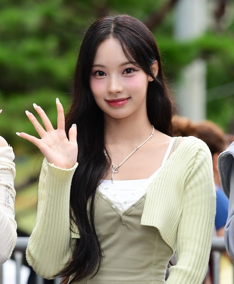 "리센느 '조공 요구' 논란, 알고 보니 팬 문의가 먼저… '커스텀 인이어' 공지 전말"