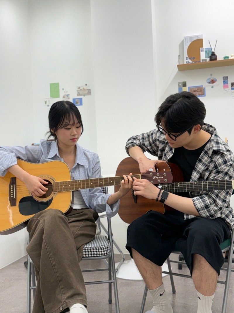 오늘은뮤직 오산점 기타 강사와 수강생의 1:1 레슨 장면