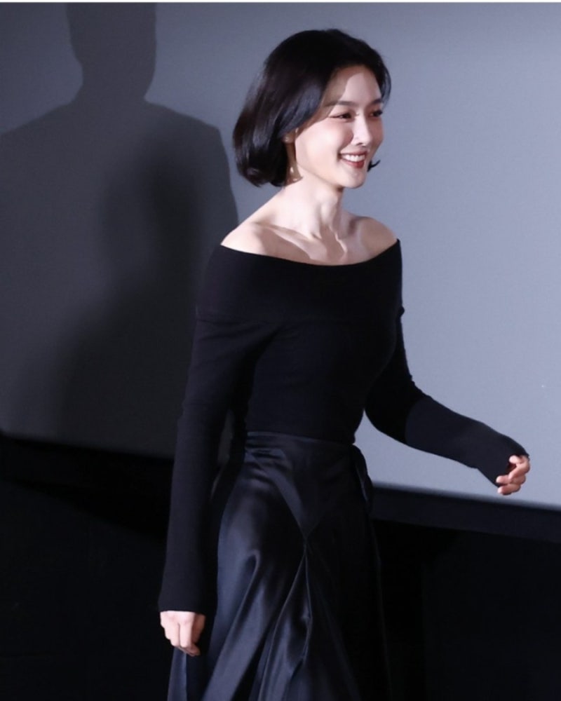 Did Kim Yoo-jung's Bob Suit Her This Well? Her Aura Completely Changed in a Black Off-Shoulder Top
