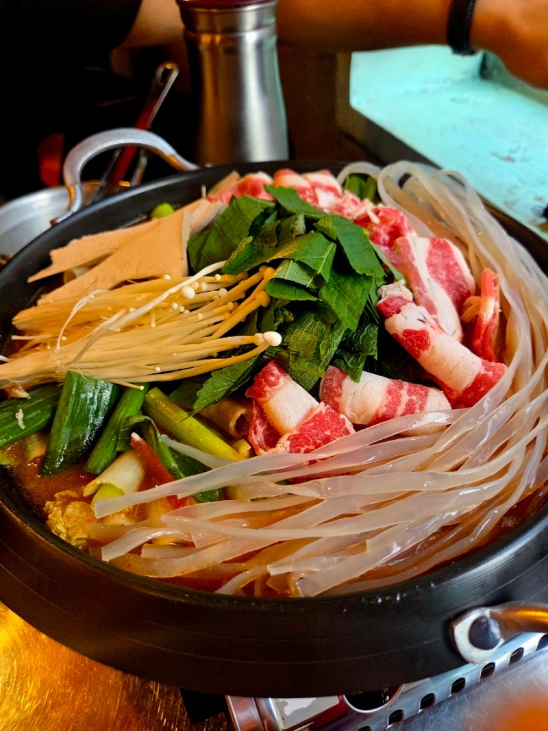 新村站酒館 [驛前布帳馬車 新村店] 辣炒肥腸鍋、義式臘腸玉米起司的真實評價☆