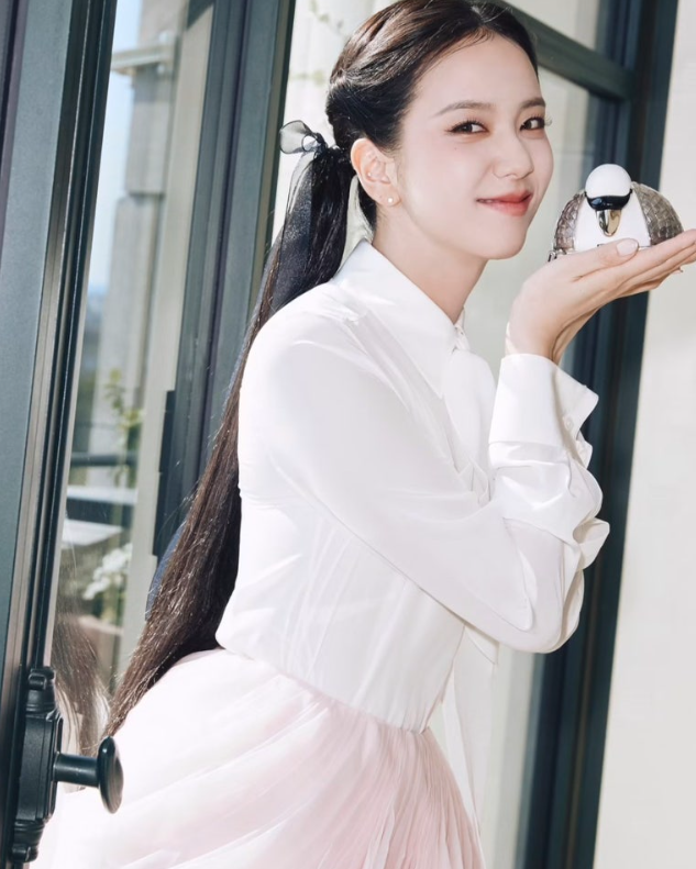 "장원영이 받은 가방 vs 지수가 받은 클러치" 장원영 디올 앰버서더 되는건가?