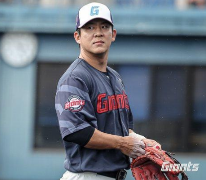"20년 끝내 은퇴" 롯데 김민성, 9일 사직에서 작별하는 이유는? 시작과 끝이 같은 유니폼이라 ....