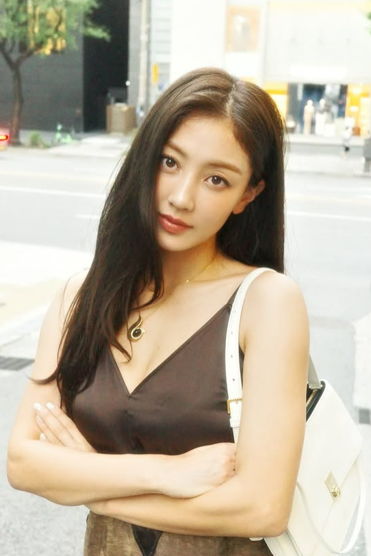 트와이스 지효 공항패션 크리스찬 루부탱으로 가을패션