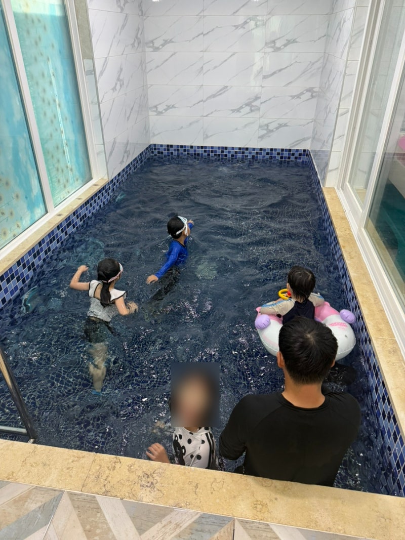 아침고요가족동물원 바로 앞 오로라키즈풀빌라 알찬 가평여행