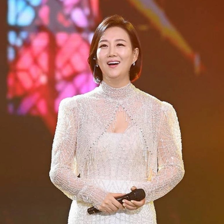 가수 장윤정 소속사 직접 설립 "1호 연예인은 공석? 기획사 대표로 변신한 장윤정의 남다른 ....