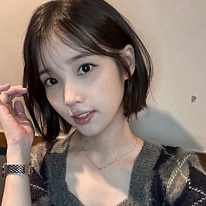 아이유 단발, 유독 잘 어울리는 이유