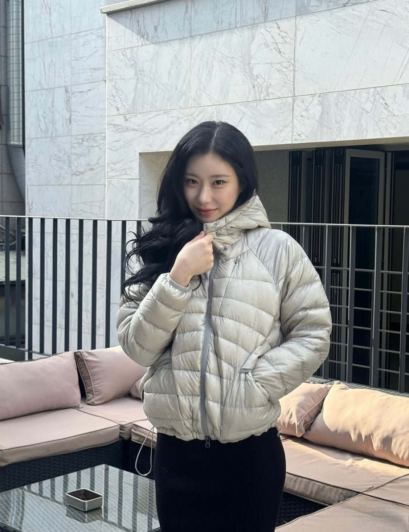 채령 경량패딩 어디꺼? 휠라 에어플로우 후드경량다운이었다