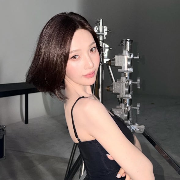 레드벨벳 조이 단발 헤어 스타일링 바꾸더니, 러블리한 가을옷 코디 착붙이네