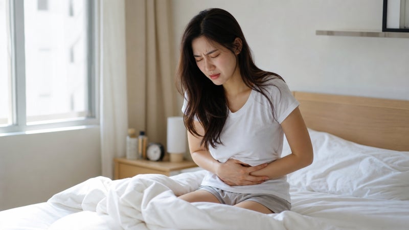 골반염 가능성 확인하는 여자 왼쪽 아랫배 통증 주요 증상 정리