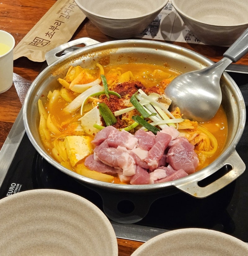 [안산,고잔] 안산맛집 '초부리김치찌개 고잔본점' 꼭 구비해야할 김치찌개 밀키트 맛집