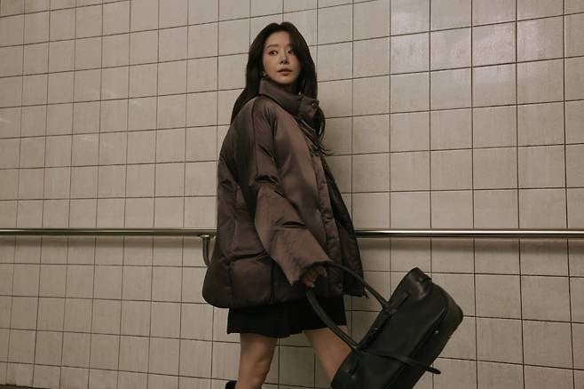 160cm 대의 반전 비율, '170cm 모델 아우라'를 완성하는 이주빈의 시크릿 윈터룩 스타일링 가이....