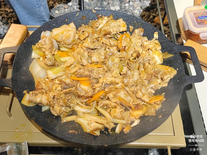 양념 2개로 끝! 간단한 캠핑요리 김치제육볶음 레시피