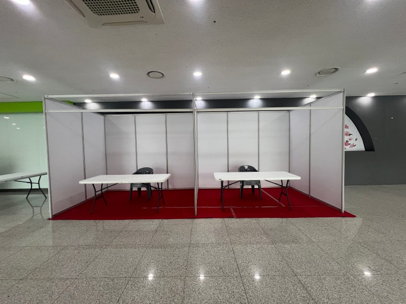옥타늄 실내 부스부터 듀라테이블 1800, 플라스틱 의자, 레드 카페트까지 행사장 렌탈