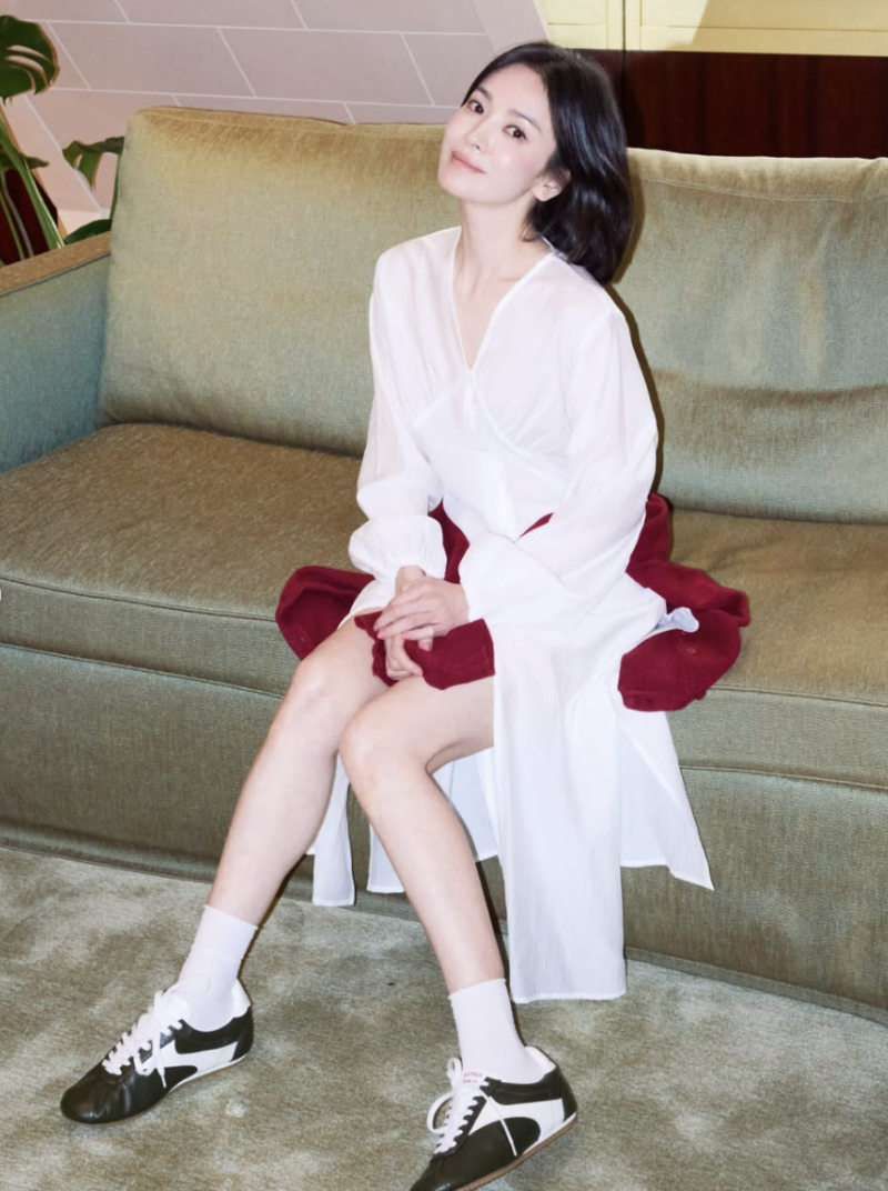 "힘을 뺐는데도 눈길이 멈춘 이유?" 송혜교가 밀라노 거리를 걷다 선택한 의외의 아이템