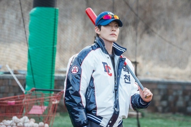 김우빈, 전국 꼴찌 고교 야구부 감독 됐다…‘기프트’ 스틸 공개｜12월 5일 방송 예정