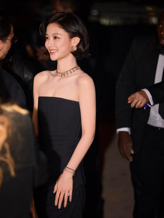 국민 여동생은 죽었다!?파리 흔든 어깨 노출 블랙 드레스와 성숙한 단발 27세 김유
