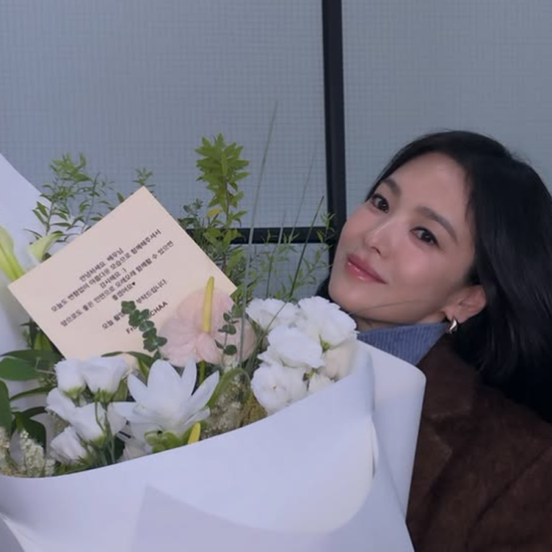 송혜교 화보 공개, 꽃다발 카드 속 미샤와 향수병 정체까지