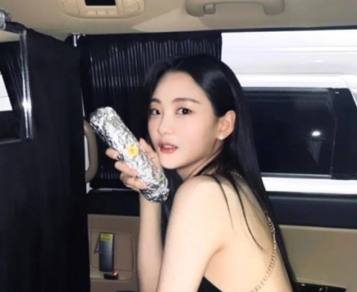 교복만 어울리는 줄.. 슬립 드레스로 어른미 터진 조이현 화보