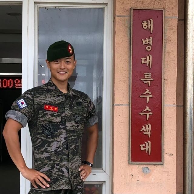 "할아버지는 6·25 참전용사였습니다" '신병' 장성범이 DMZ 부상 장병에게 1000만원을 건넨 진짜 ....