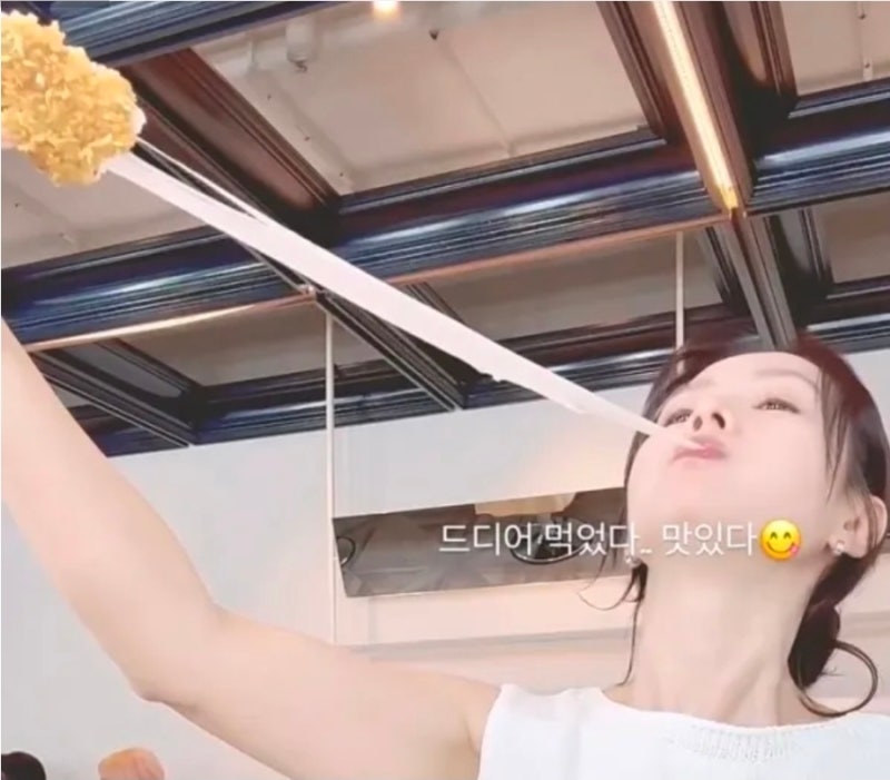손예진 먹방, 日서 식사 예절 논쟁.. 치즈스틱 영상 하나가 갑론을박 번진 이유?
