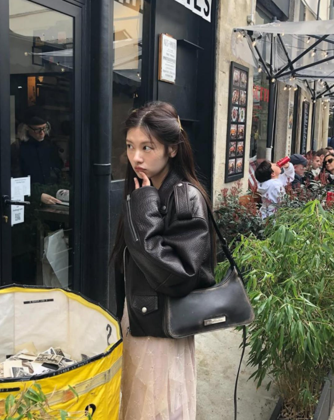 Jung So Min's Real-Life Beauty Amazes Peers, Showcasing Paris Style and Longchamp Ambassadorship