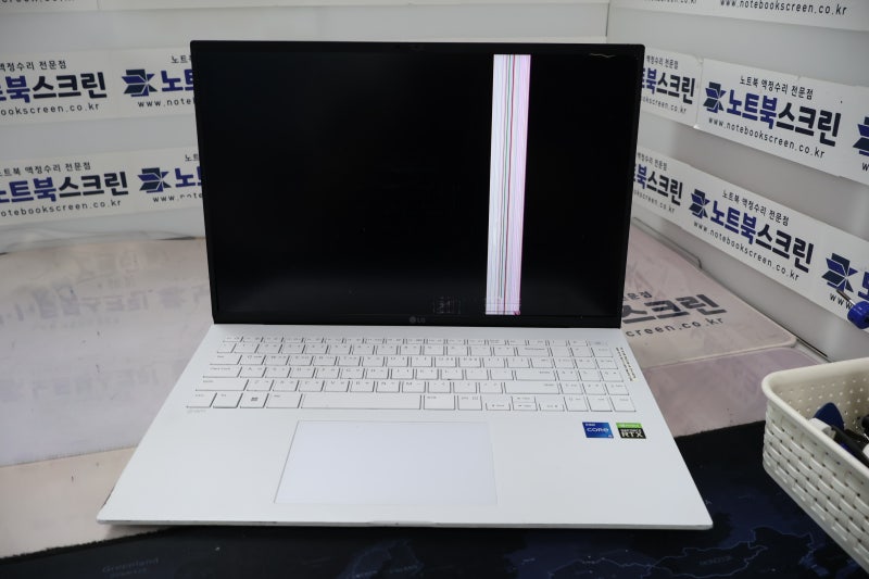 LG 그램 16Z90Q 노트북액정수리 하얀 세로줄 아래에 숨어 있던 파손 흔적