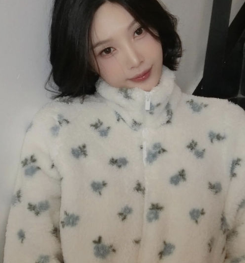 레드벨벳 조이 단발 근황, 아이보리 뽀글이 플리스로 완성한 가을 패션
