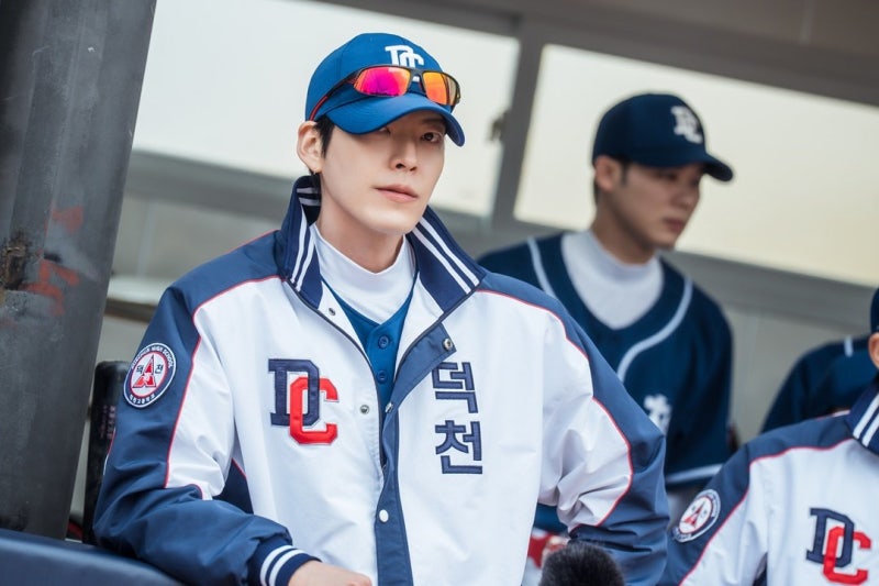 [드라마 소식] 김우빈 첫 스틸 공개, 전국 꼴찌 고교 야구부 감독으로 변신