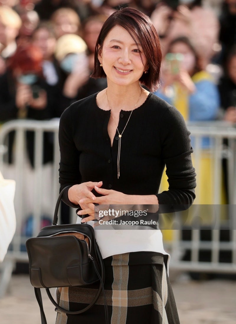 화려하게 안 입어도 된다... 김희애가 보여준 60대 패션