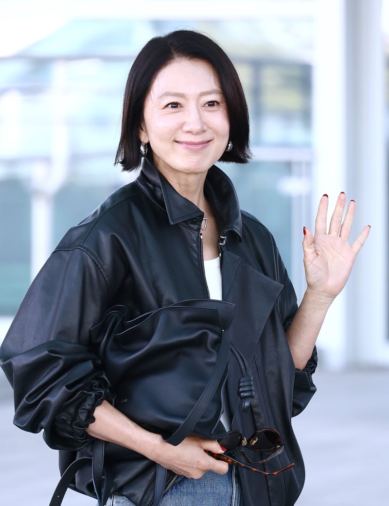 김희애 공항패션 "60살 맞아?" 단발머리 하나로 10년은 어려 보였다